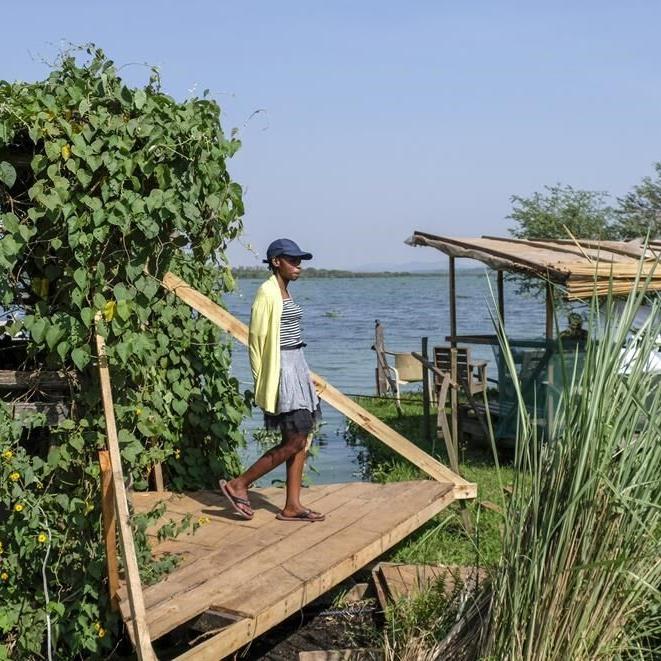Recycling lake litter, Ugandan makes innovative tourist boat